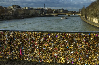 巴黎艺术桥遭遇“锁满为患”
